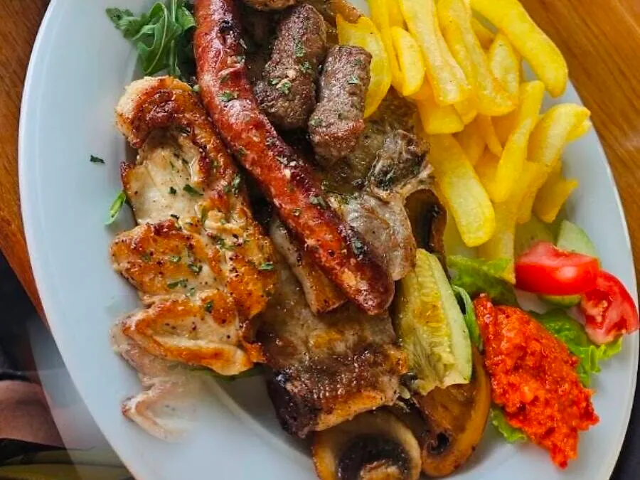 Gemischte Grillplatte bei Golub: Hähnchen, Cevapcici, Wurst und Kotelett mit Pommes, Ajvar und Salat