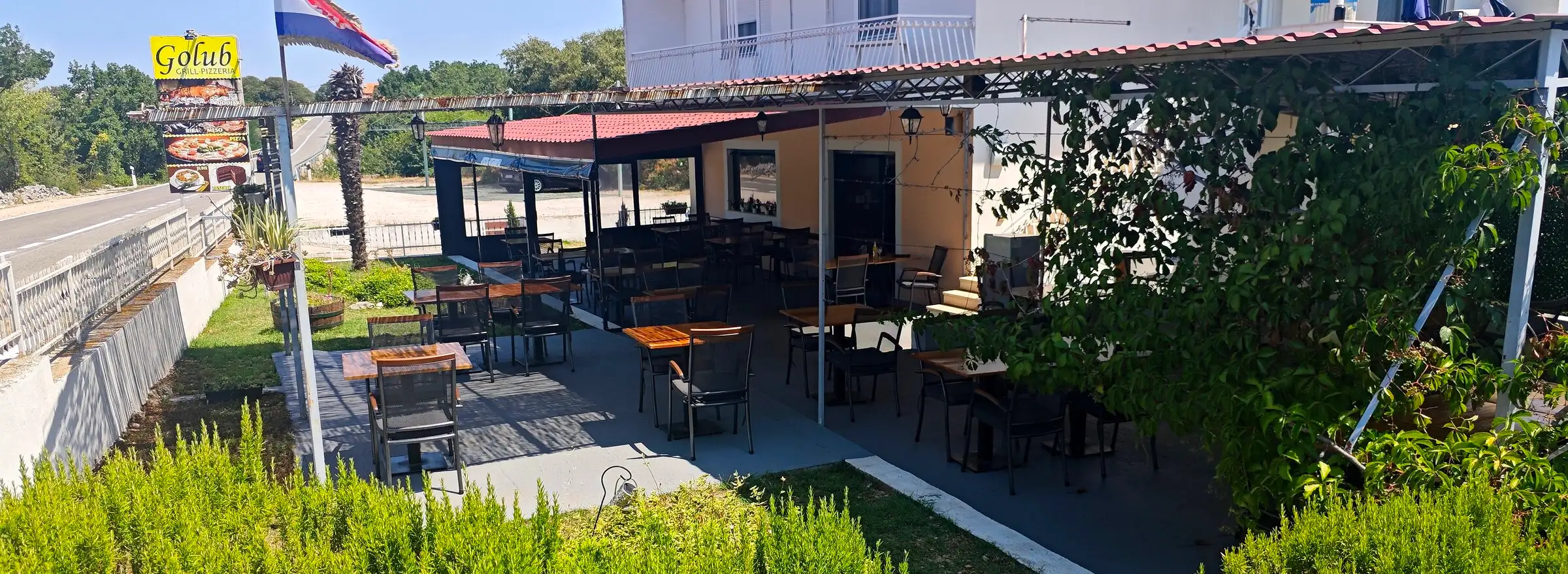 Terrasse und Schild des Grill Golub an der Straße zum Lozovac-Eingang des Nationalparks Krka
