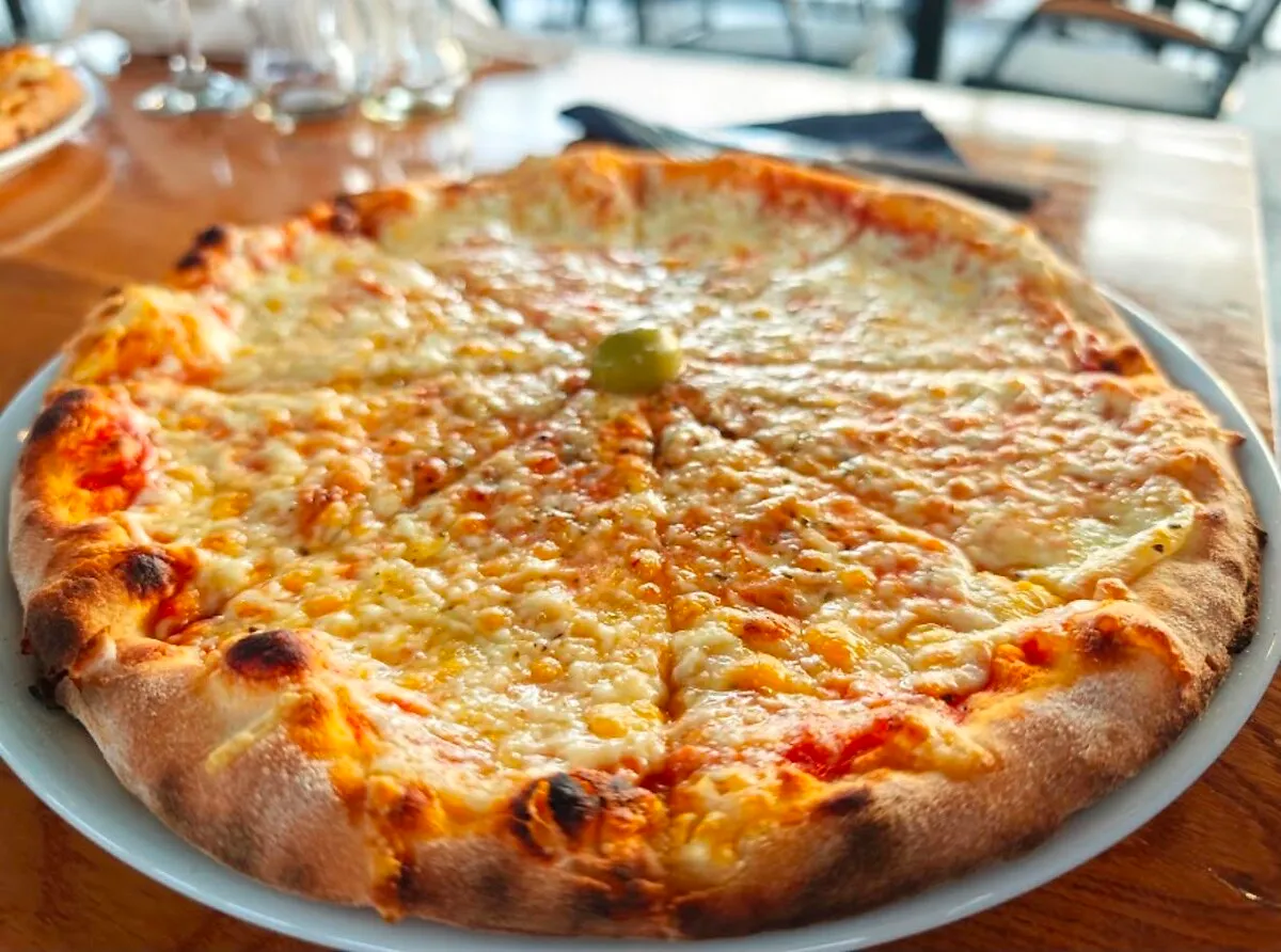Frisch gebackene Margherita mit luftigem, gebräuntem Rand